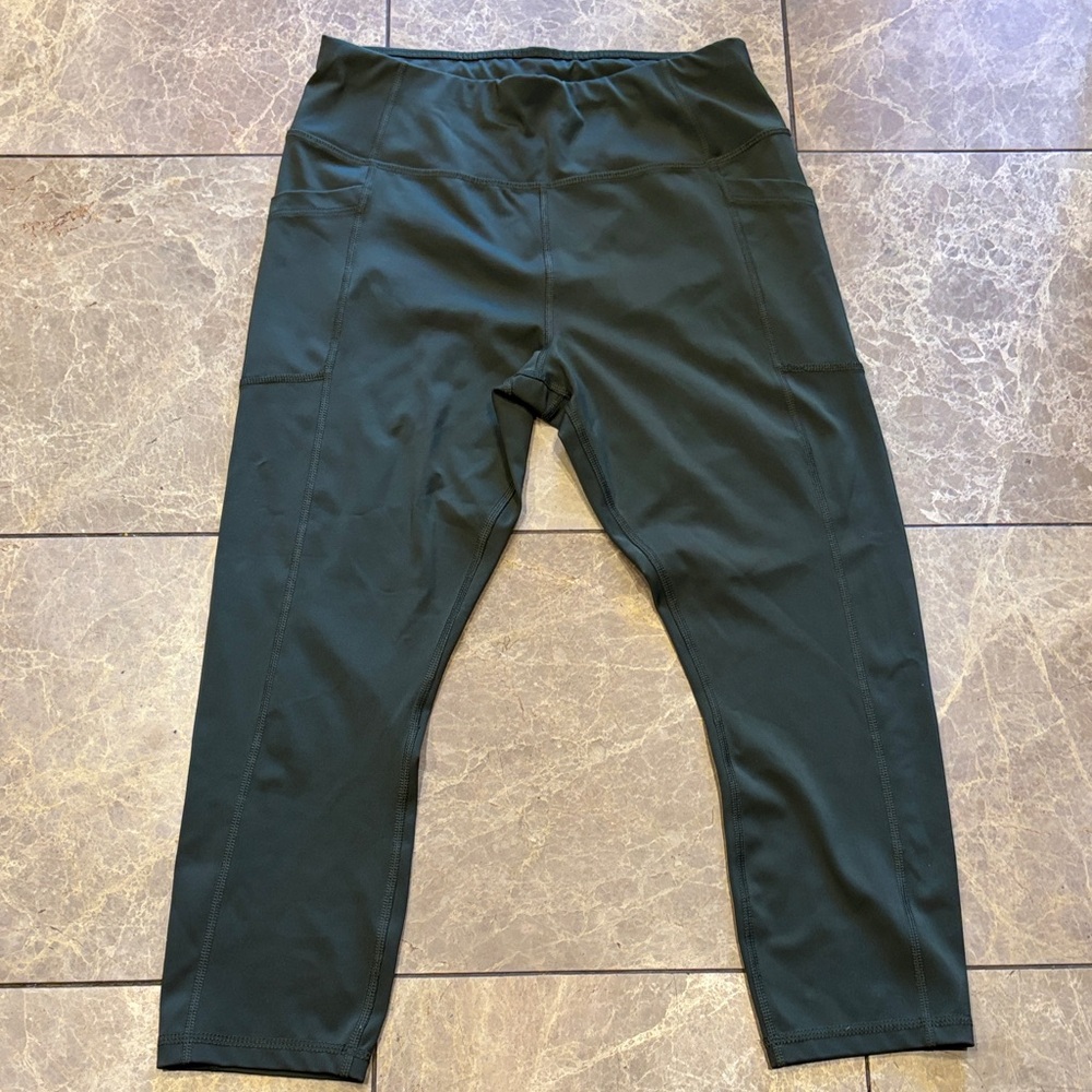 Avia Capri Workout Pants, Green, size medium